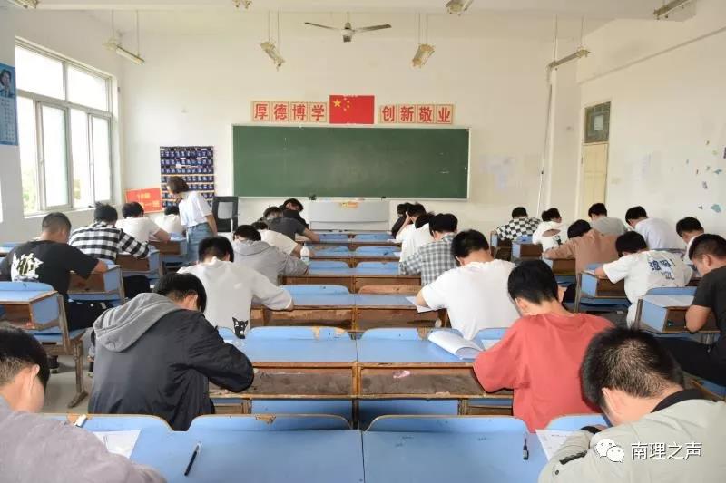 国家职业技能鉴定考试在我校顺利举行(图3) 国家职业技能鉴定考试在我校顺利举行(图3)