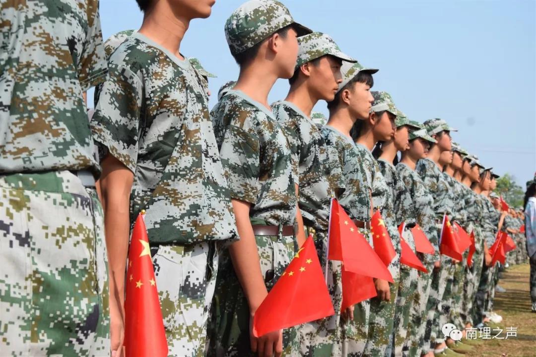 我校隆重举行“我和我的祖国,庆祝新中国成立70周年”2019级新生军训会操暨开学典礼(图14) 我校隆重举行“我和我的祖国,庆祝新中国成立70周年”2019级新生军训会操暨开学典礼(图14)